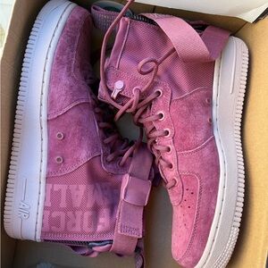Nike SF Air Force 1 Mid
Force Is Female Vintage Wine (Women's)